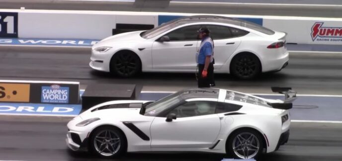 This image has an empty alt attribute; its file name is 2019-Chevrolet-Corvette-ZR1-versus-Tesla-Model-S-Plaid-drag-race-video-July-2022-003-720x340-1-688x325.jpeg